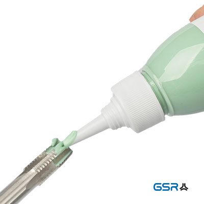 GSR Gewinde-Schneidmittel Gewinde-Schneidpaste auf Seifenbasis und umweltfreundlich 100ml Flasche Detail2 in der Anwendung 08028500