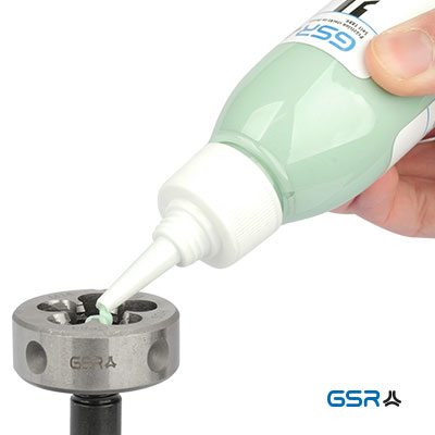 GSR Gewinde-Schneidmittel Gewinde-Schneidpaste auf Seifenbasis und umweltfreundlich 100ml Flasche Detail7 in der Anwendung 08028500